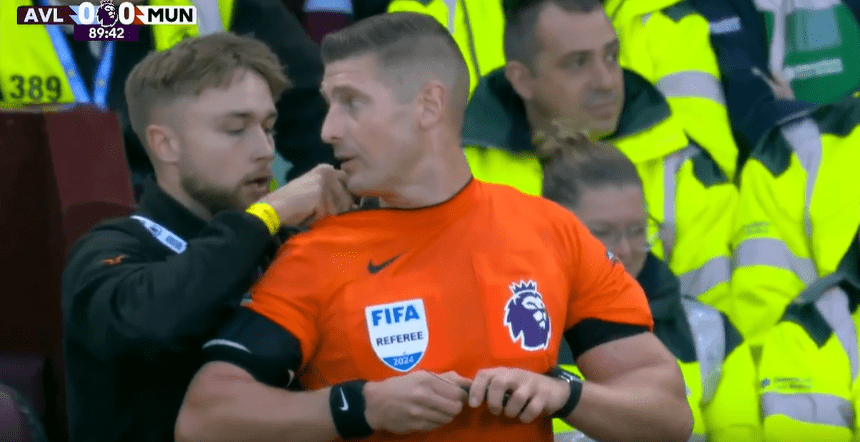 Stealing the Show! Main Referee's Equipment Malfunctions Near Stoppage Time, Forcing a Pause in Manchester United's Away Match Against Villa