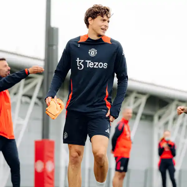 Missing Players Return! Manchester United Shares Photos of Malacia and Lindelof Returning to Training