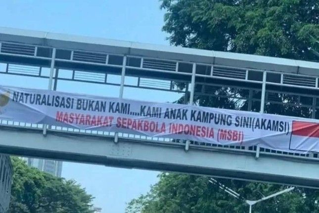 Not Everyone Supports Naturalization! Indonesian Fans Protest FA's Extensive Naturalization of Players with Banners