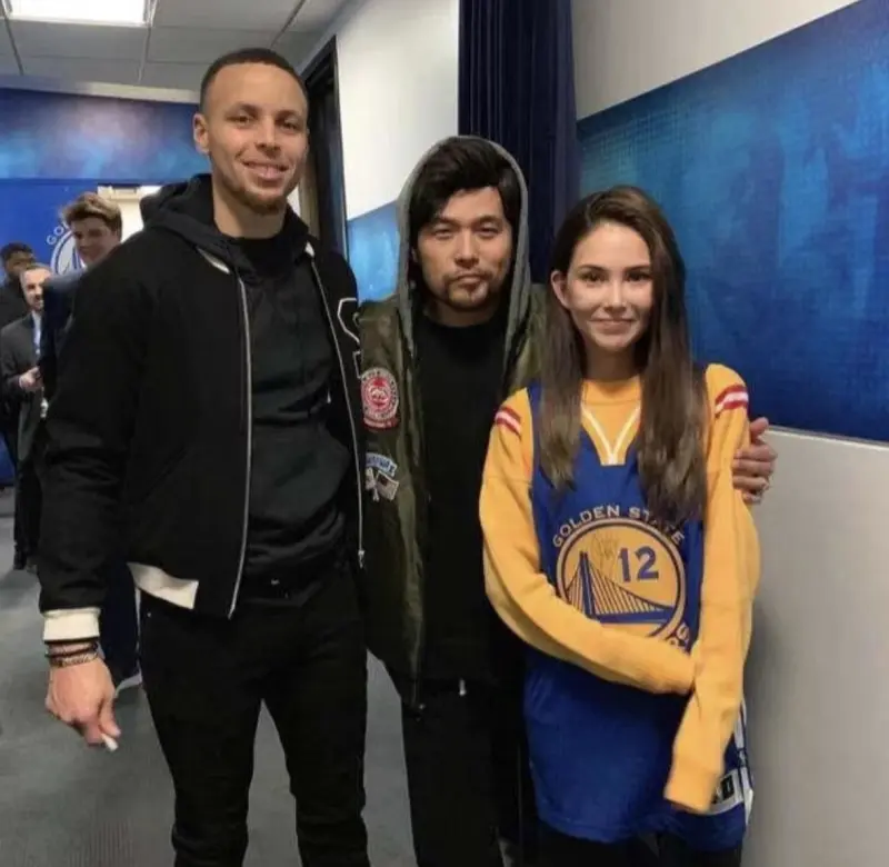 A Fan with Curry's Jersey Asks Jay Chou for a Signature and Explains the Reason: Because Your Wife Likes Curry!