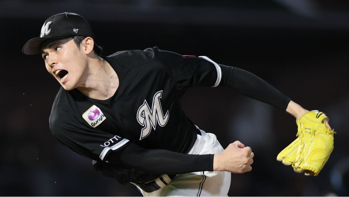 On October 1st, in the regular season of NPB, Chiba Lotte Marines defeated Tohoku Rakuten Golden Eagles 5-1, securing their spot in the playoffs. In this game, Ryohei Sasaki, the ace pitcher of the Marines, started and pitched a complete 9 innings, giving up only five hits and one run, earning his tenth win of the season. According to Japanese media reports, dozens of MLB scouts attended the game to evaluate him.Including the Los Angeles Dodgers, who have Shohei Ohtani and Yu Darvish, many MLB teams sent scouts to watch his last regular-season game. After the game, Andrew Friedman, a senior executive of the Dodgers, gave high praise to Sasaki, "He is clearly a pitcher with real talent. I've been to Japan many times and seen many talented pitchers, but his talent compares to the best Japanese pitchers who have come to the United States."The 22-year-old Ryohei Sasaki debuted as a starting pitcher for the Marines at the age of 19 and represented Japan in the 2023 Classic, starting in the semi-finals. Despite intentionally lowering his pitch speed this season to avoid injuries, he won 10 games out of 18 starts, setting a new career-high in wins.As early as after last season, Sasaki Ryohei expressed his desire to challenge the Major Leagues, but due to the team's unwillingness to let him go, he had to give up. It can be anticipated that after this season, Sasaki Ryohei will still try to persuade the team to let him pursue his dream.