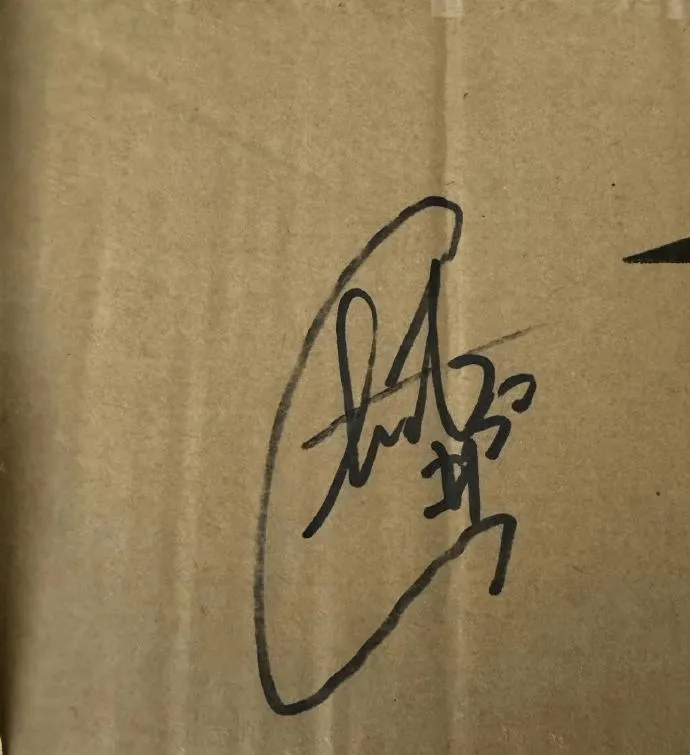 This Can Be Counterfeited Too! Media Figures Debunk Rumors – Curry Never Signed on Cardboard Boxes or Plastic Bags