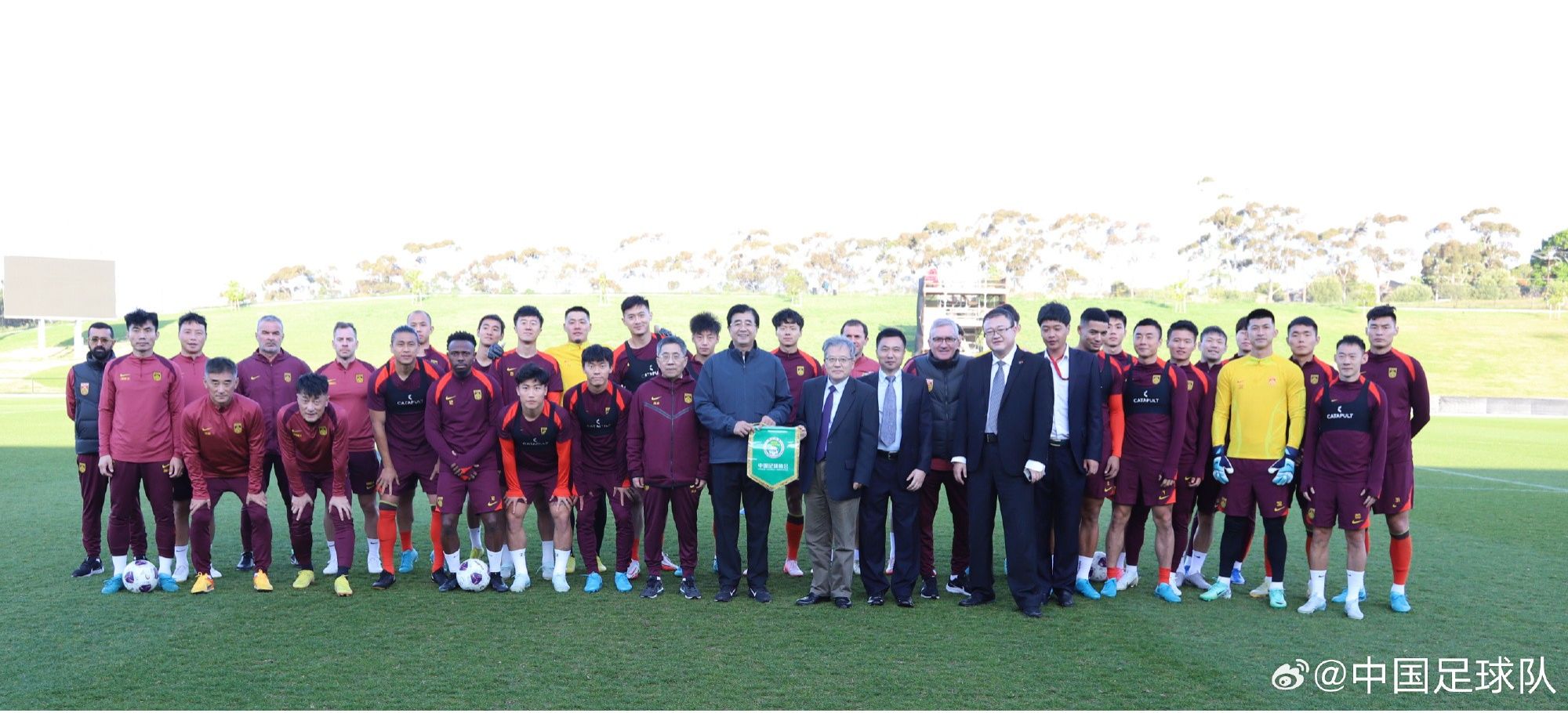 Chinese Consul General in Adelaide and Entourage Visit National Football Team, Engage in Friendly Exchanges with Song Kai and Others