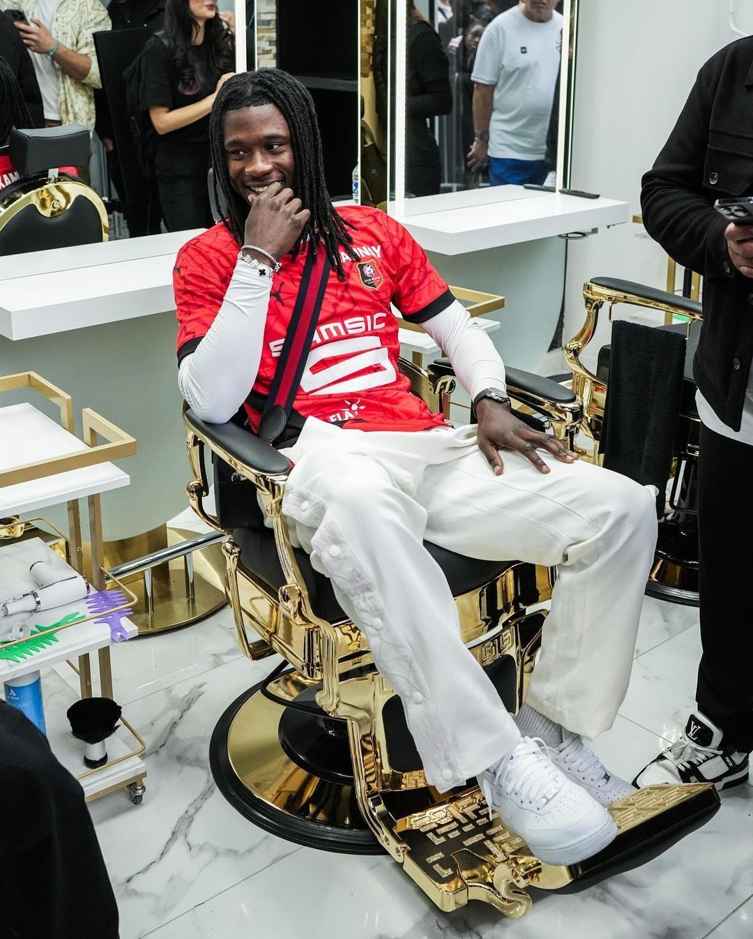 Kamavena wears Rennes jersey to attend his brother's barbershop opening ceremony