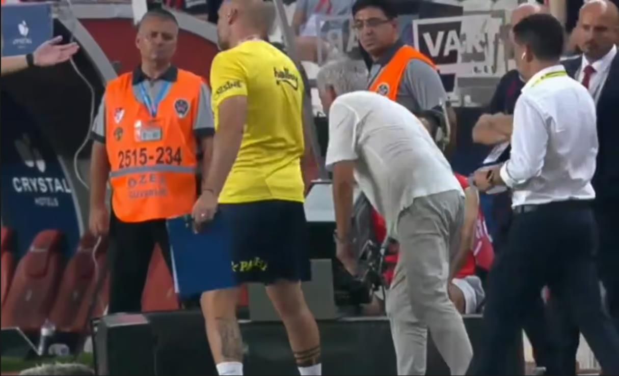 Crazy and Dashing Move! Mourinho Uses Laptop to Protest Against Offside Call on Valid Goal; Referee Books Him With a Yellow Card