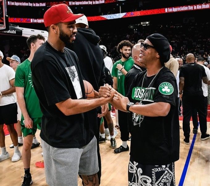 Dream Collaboration! Ronaldinho, Piqué, and Henry Appear at NBA Preseason Game with New FMVP Jaylen Brown