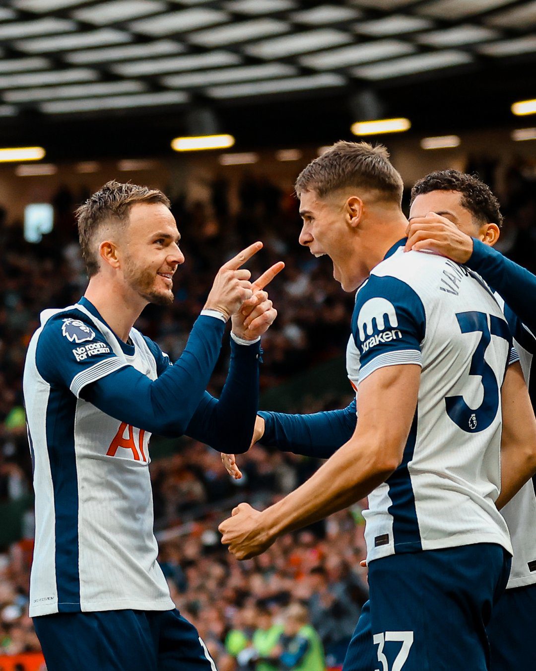 Is this the home field? In the first few minutes, Manchester United had a shot while Tottenham scored with their shot.