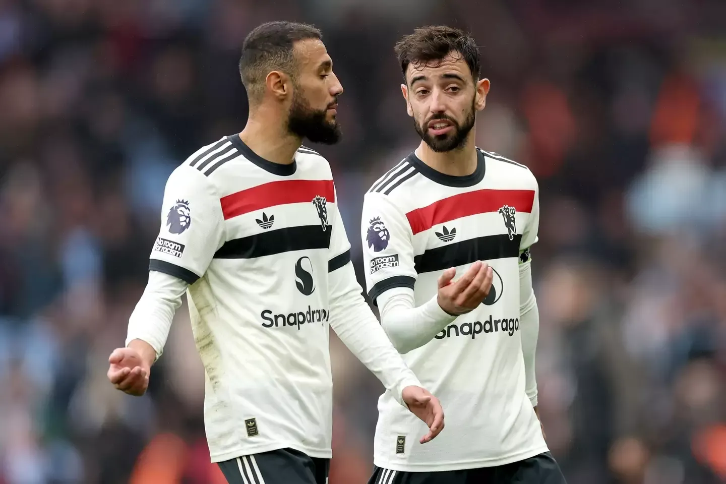 Would it have been better to suspend him? Manchester United fans lash out at Bruno Fernandes: Get him off the pitch, his performance is terrible!