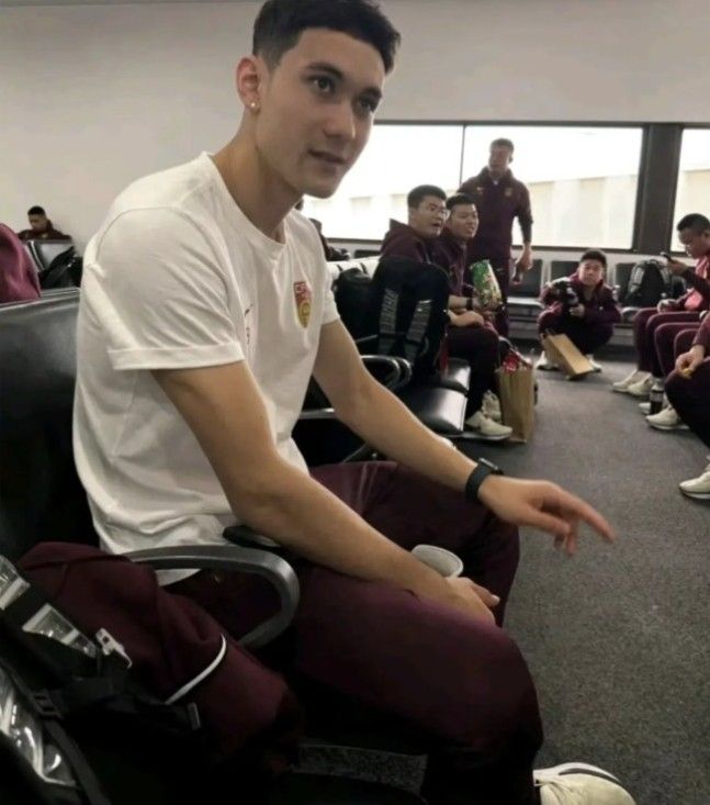 A passerby at Sydney Airport asks Bai Helamu: What school team are you? The latter responds: We are the national team.