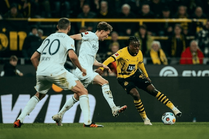 Bundesliga Preview: Dortmund Aims to Extend Home Winning Streak and Shake Off Heavy Defeat, Bochum Fights for Points Amidst Early Relegation Struggles