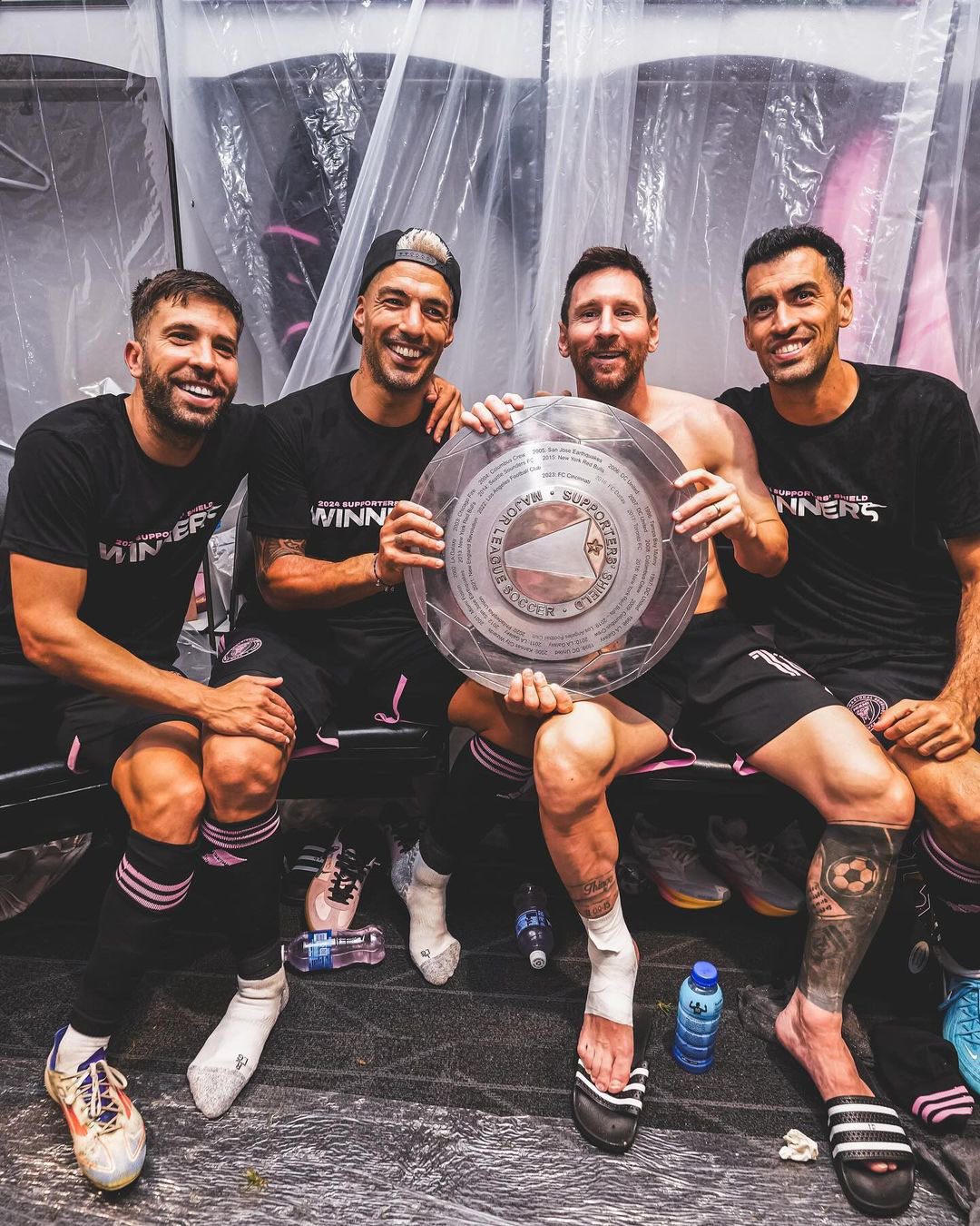 Reuniting with Old Friends in a Foreign Land! Barcelona Quartet Shares Group Photo after Winning the Title