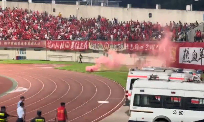 Official Announcement from the Football Association: Public Reprimand for Guangzhou's Home Ground in China League One Due to Flare Throwing by Fans