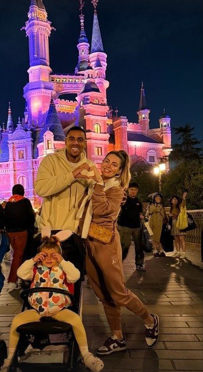 Gustavo, the Shanghai Port FC Foreign Player, Visits Shanghai Disneyland with His Family