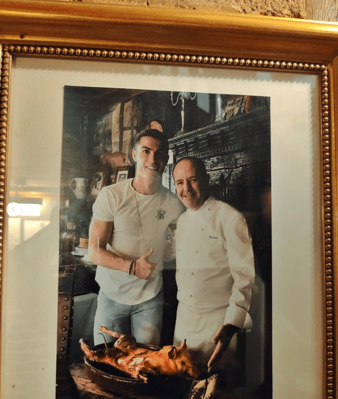 True C缃?Fan! Fan Zhendong Visits the Centuries-Old Restaurant Where Cristiano Ronaldo Ate Roast Suckling Pig Over a Decade Ago