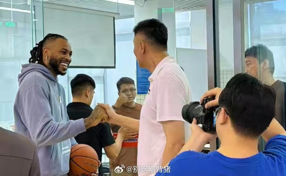 This Scene is Too Beautiful! Media Person Shares Photo of Morland and Du Feng Fist Bumping