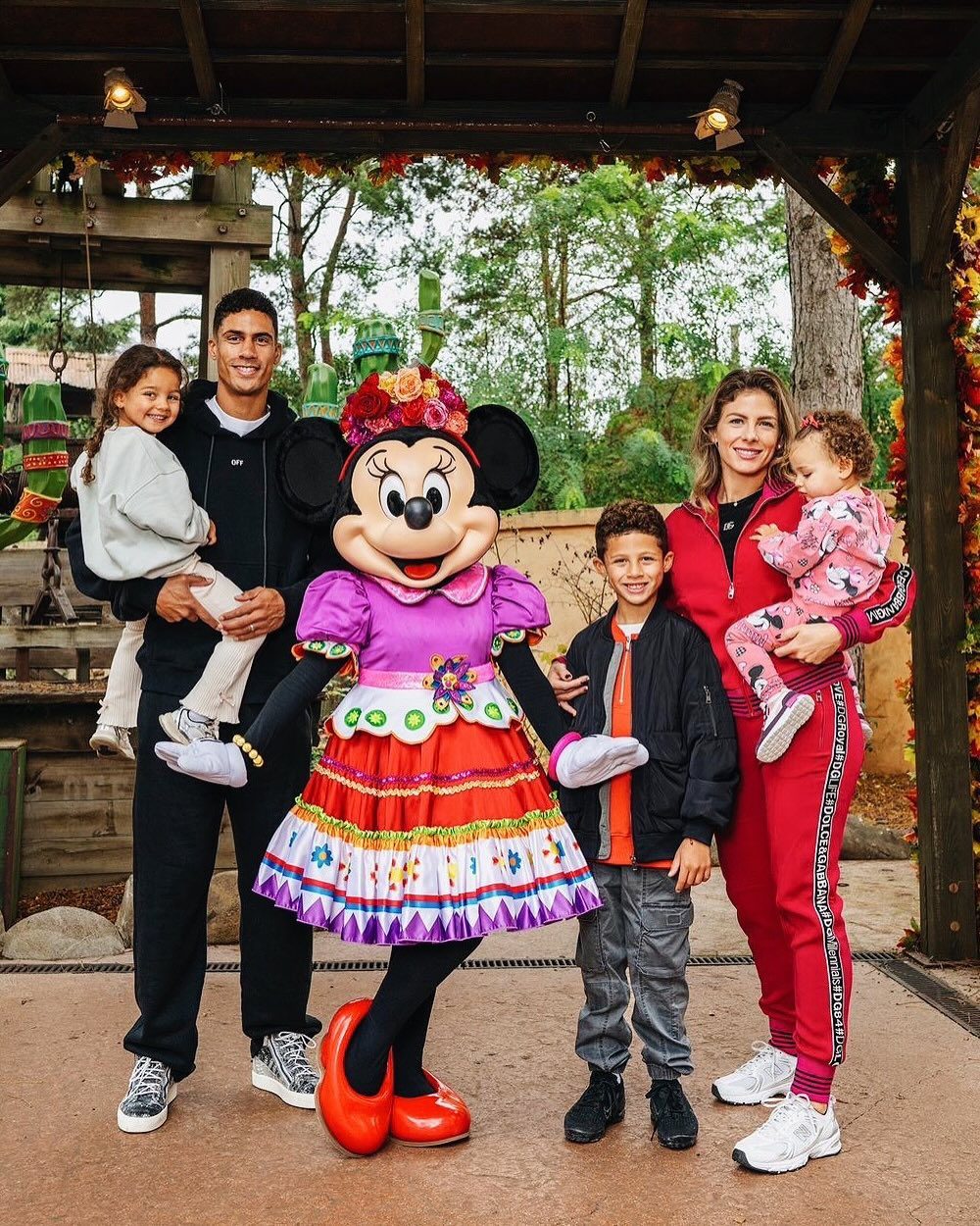 Ultimate Relaxation! Varane Visits Disneyland Paris with Family After Retirement