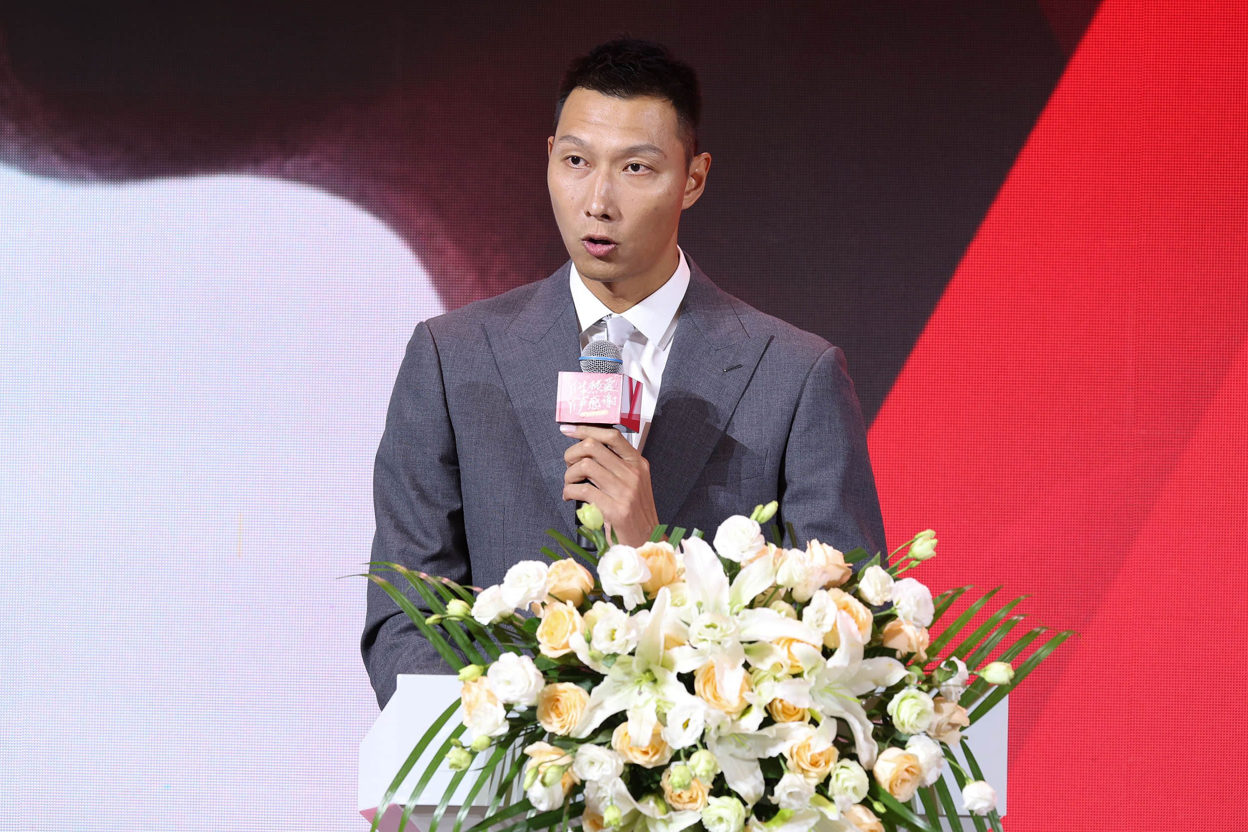 Media Figures Forward Tweets from a Suspected Yi Jianlian Account: Fake News