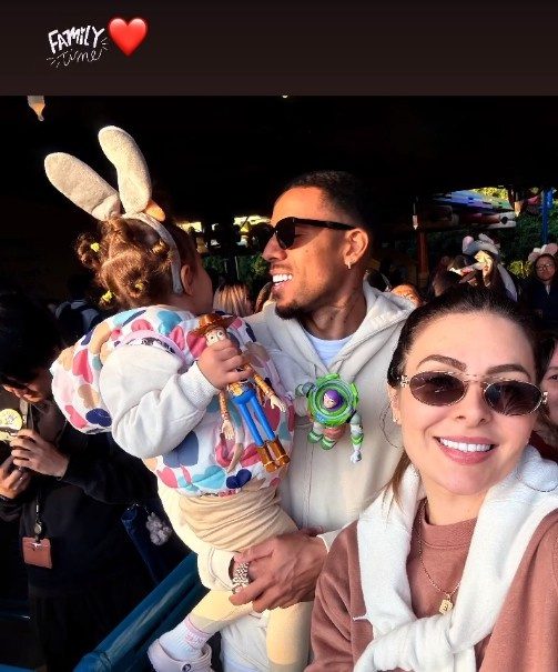 Gustavo, the Shanghai Port FC Foreign Player, Visits Shanghai Disneyland with His Family